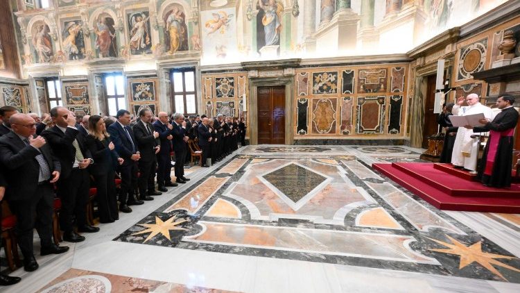 El Papa en la Sala Clementina del Vaticano