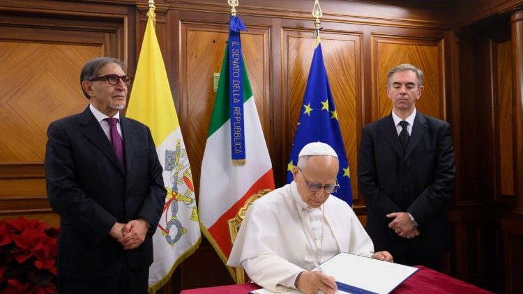 Le&oacute;n XIV tambi&eacute;n dej&oacute; una dedicatoria al firmar el libro de visitas.