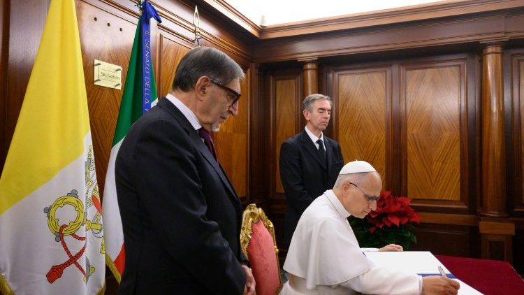 Papa assina o livro de honra