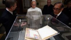 Le Pape à la bibliothèque du Sénat pour visiter l'exposition sur la Bible de Borso d'Este, jeudi 18 décembre 2025.