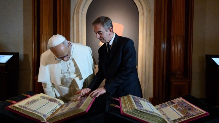 El Papa observa en detalle la copia del libro renacentista, pues el original se exhibe en una vitrina