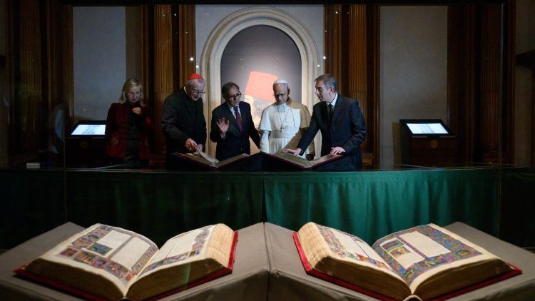 El Papa visita la Biblioteca del Senado italiano para visitar la exposición de la Biblia de Borso del Este.
