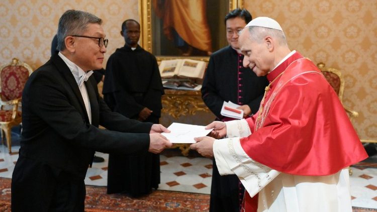 Hyung Sik Shin überreicht im Dezember letzten Jahres sein Beglaubigungsschreiben an den Papst