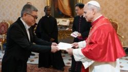 Đại sứ Hyung Sik Shin của Hàn Quốc trình ủy nhiệm thư