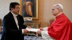 教皇レオ14世と阿部康次・駐バチカン日本国特命全権大使　2025年12月20日　バチカン宮殿での信任状捧呈式