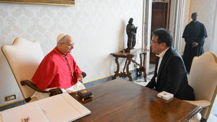 教皇レオ14世、阿部康次・駐バチカン日本国特命全権大使と　2025年12月20日　バチカン宮殿