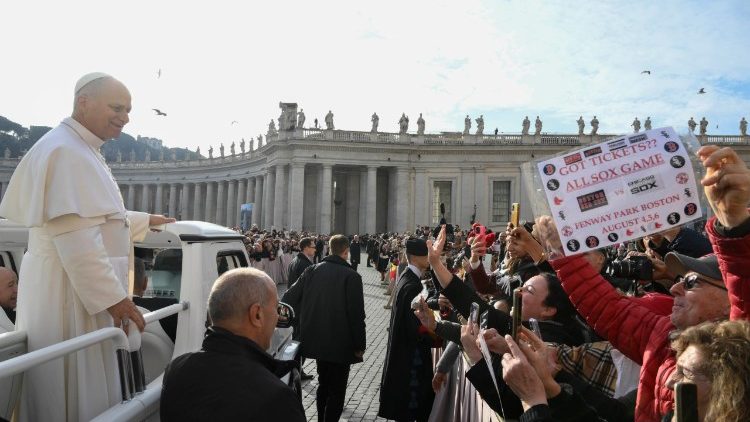 Leone XIV tra i fedeli in piazza San Pietro