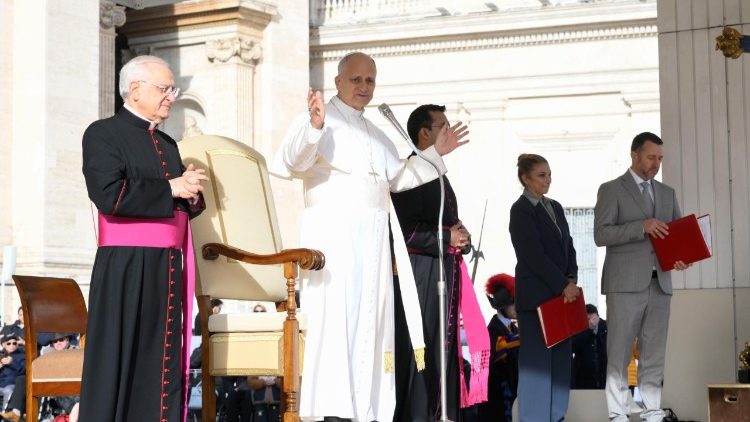 Il Papa sul sagrato della basilica vaticana
