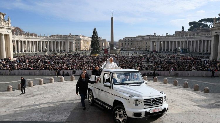 Il Papa sulla sua jeep bianca