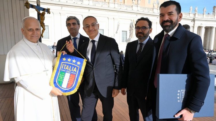 La consegna al Papa del gagliardetto della Figc