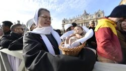 Dragi, prišli ste s svojimi družinami in kateheti na blagoslov kipcev Jezuščka, ki bodo postavljeni v jaslice v vaših domovih, šolah in oratorijih.