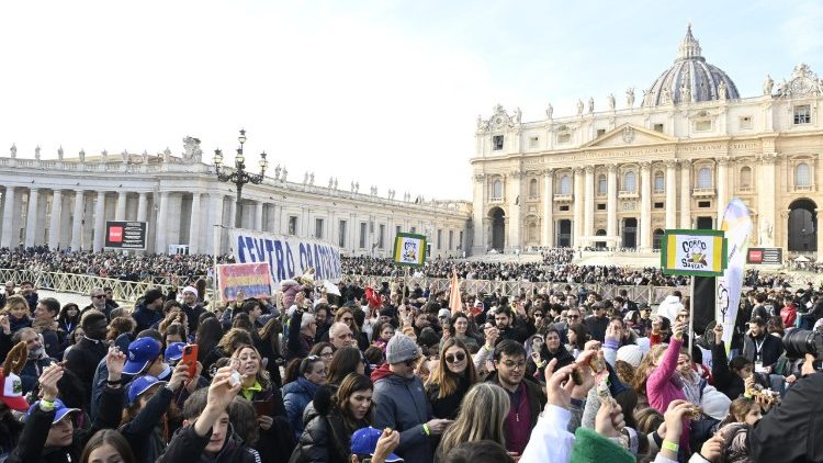 Umati wa waamini katika sala ya Malaika wa Bwana