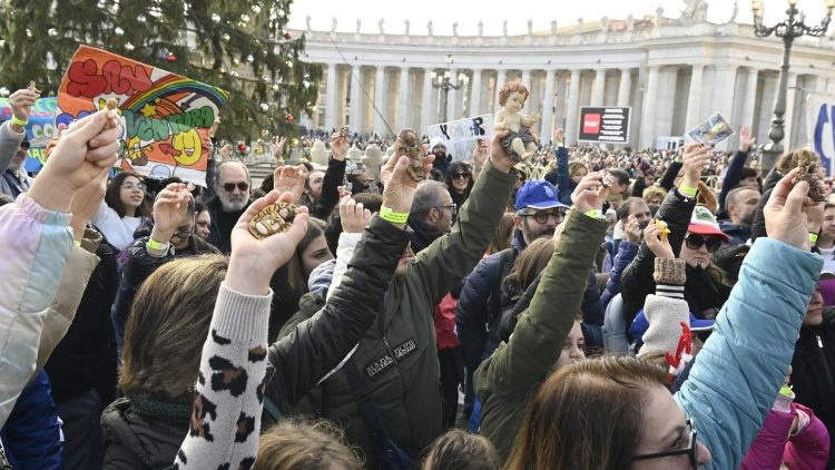 I Bambinelli portati in Piazza San Pietro per la benedizione
