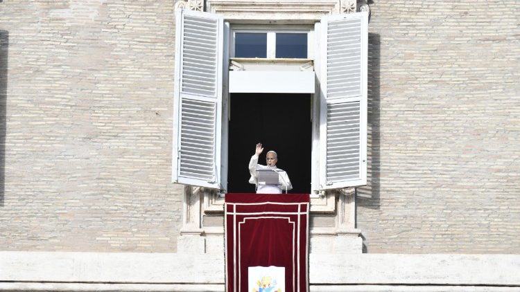 Papa aben&ccedil;oa os "bambinelli"