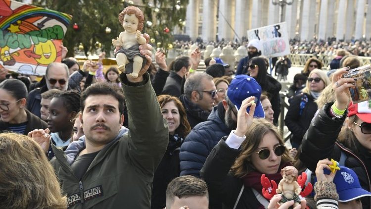 Les Romains r&eacute;unis place Saint-Pierre brandissent leur &laquo;bambinelli&raquo; pour recevoir la b&eacute;n&eacute;diction du Saint-P&egrave;re. 