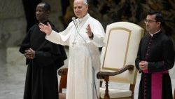 Le Pape Léon XIV dans la salle Paul VI avec les employés du Vatican à l'occasion des voeux de Noël