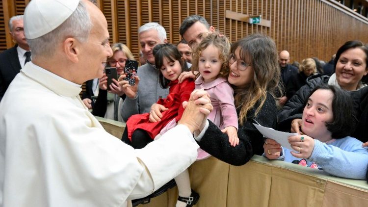 संत पापा लियो  वाटिकन के कर्मचारियों के परिवारों के साथ