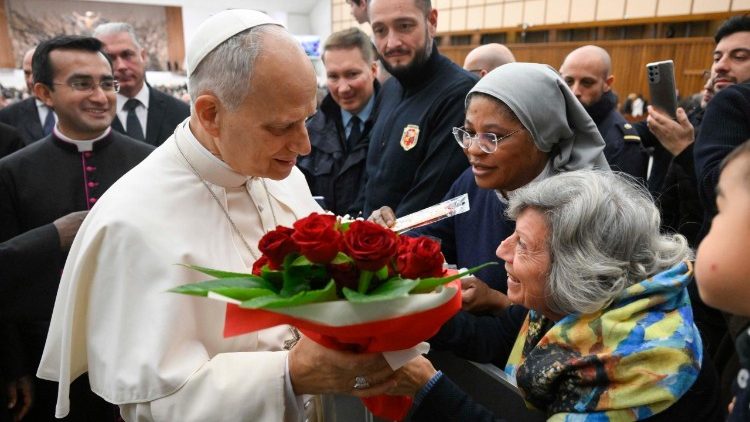 Leon XIV poprosił o przekazanie pozdrowień osobom starszym i chorym. Powiedział, że się za nie modli
