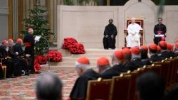 2025.12.22रोमन कूरिया के क्रिसमस की शुभकामनाओं के पारंपरिक आदान-प्रदान के दौरान संत पापा लियो 14वें 