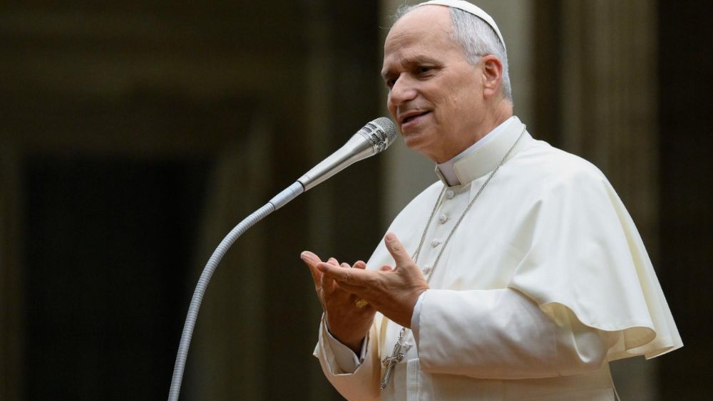 Leon XIV salutând credincioșii din Piața Sfântul Petru în Noaptea de Crăciun