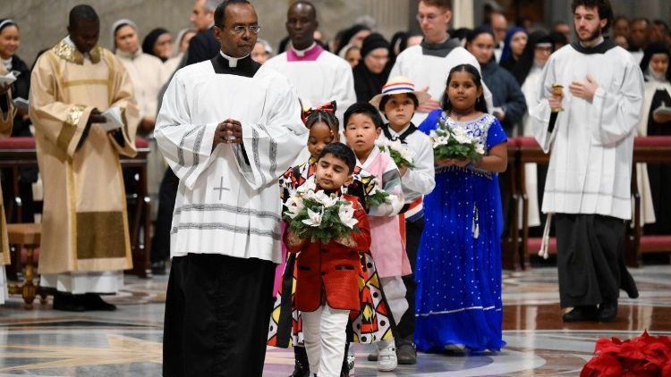 I bambini di diverse provenienze che hanno accompagnato lo svelamento dell'immagine del Bambinello