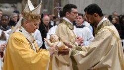 Baba Mtakatifu Leo XIV anasema, Noeli ni sherehe ya imani, kwa sababu Mungu anakuwa mtu, aliyezaliwa na Bikira Maria. Ni sherehe ya upendo, kwa sababu zawadi ya Mwana mkombozi inatimizwa katika kujisadaka kidugu. 