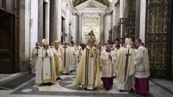 Erzpriester Makrickas in der Basilika Santa Maria Maggiore am Ersten Weihnachtstag