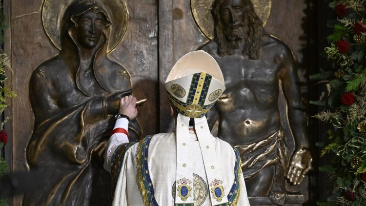 Đức Hồng y Rolandas Makrickas đóng Cửa Thánh Đền thờ Đức Bà Cả (25/12/2025)