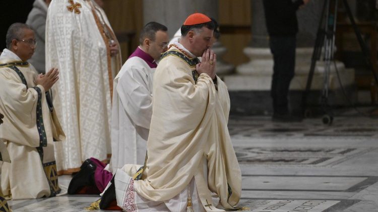 संत मरिया मेजर महागिरजाघर के पवित्र द्वार बंद करने की धर्मविधि के दौरान कार्डिनलकार्डिनल रोलैंडस मकरिकास 
