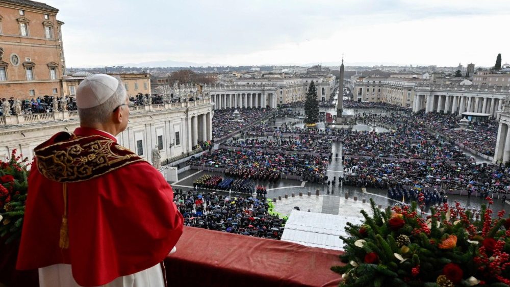 Традыцыйнае благаслаўленне "Urbi et Orbi" з лоджыі ватыканскай базілікі