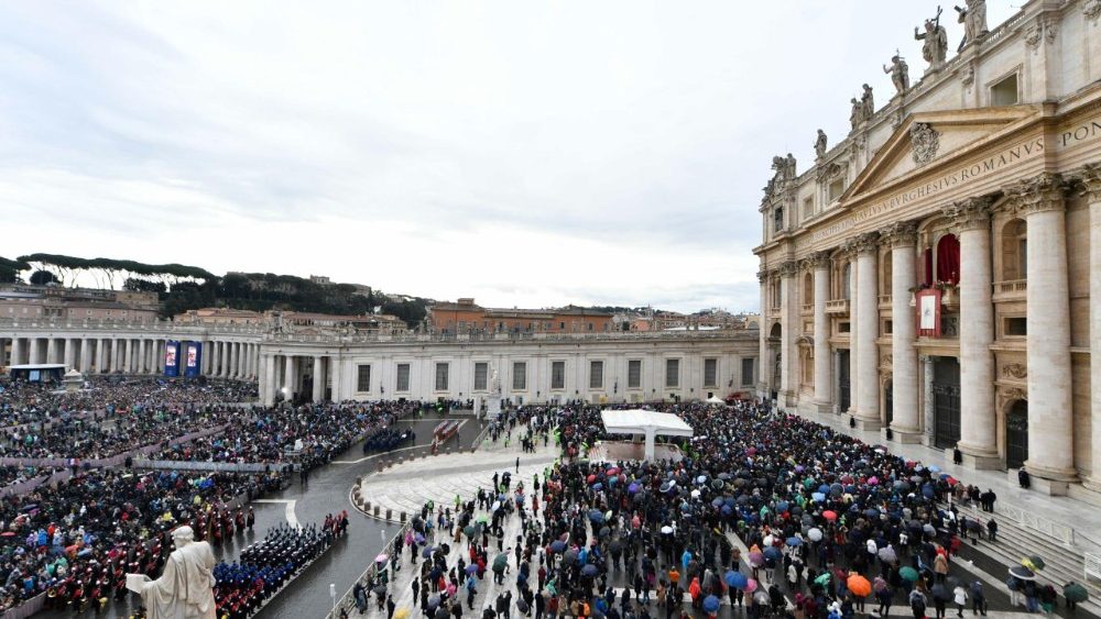 Традыцыйнае благаслаўленне "Urbi et Orbi" з лоджыі ватыканскай базілікі