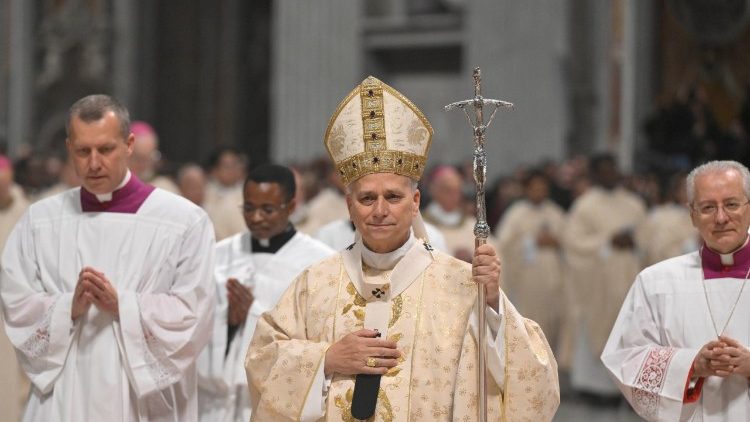 La casulla que viste el Papa es la que utilizaba a menudo Benedicto XVI en la Noche de Navidad.