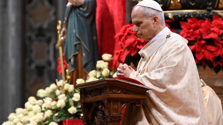 Il Papa raccolto in preghiera