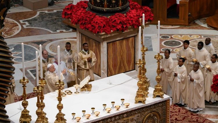 Leone XIV mentre incensa l'altare