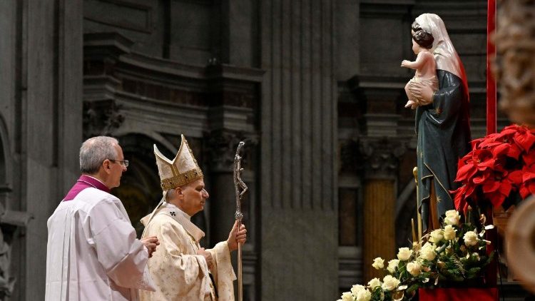 Lev XIV. před sochou Panny Marie naděje