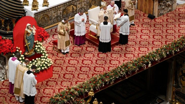 Il Papa davanti l'altare maggiore della basilica vaticana