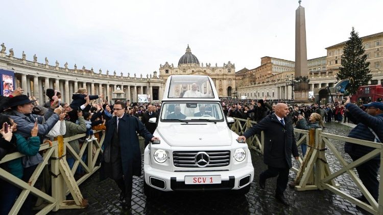 Il Papa tra fedeli e pellegrini in piazza San Pietro