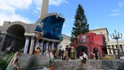 Kansaa Pietarinaukiolla Pyhän perheen juhlapäivänä