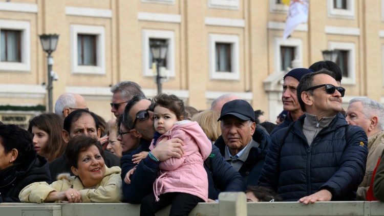 संत पेत्रुस प्रांगण में  संत पापा का संदेश सुनते हुए भक्त समुदाय