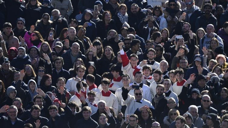 Umati wa waamini katika sala ya Malaika wa Bwana