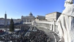 La Plaza de San Pedro inundada de fieles y peregrinos de todo el mundo durante el Ángelus del 28 de diciembre de 2025