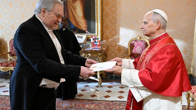 Хуан Рауль Ферэйра Сіенра ўручае даверчыя граматы Папу