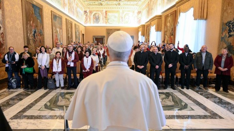 Le Pape Léon XIV a reçu un groupe de pèlerins de la paroisse Saint-Thomas de Villeneuve d'Alcala de Henares (Espagne), en salle du Consistoire, le 29 décembre 2025.