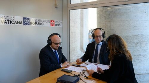 Le maire de Rome, Roberto Gualtieri, lors de l'interview, place Saint-Pierre.