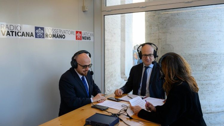 Le maire de Rome, Roberto Gualtieri, lors de l'interview, place Saint-Pierre.