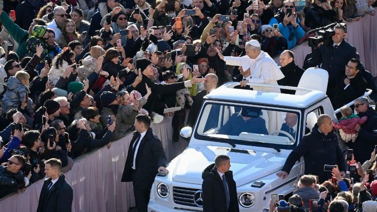 Pozdravy poutn&iacute;ků na N&aacute;měst&iacute; sv. Petra