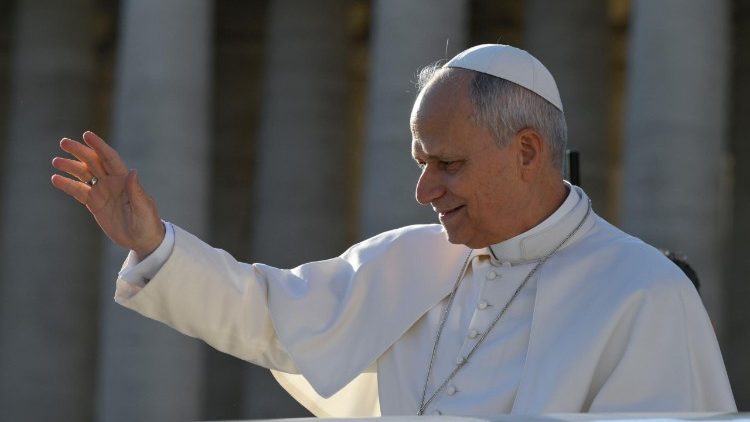 Lev XIV. zdrav&iacute; poutn&iacute;ky při posledn&iacute; audienci Svat&eacute;ho roku 2025