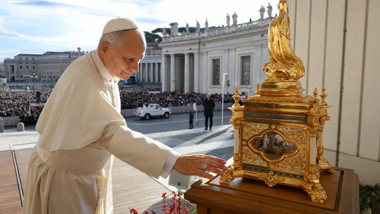 El homenaje del Papa a las reliquias de Santa Teresita