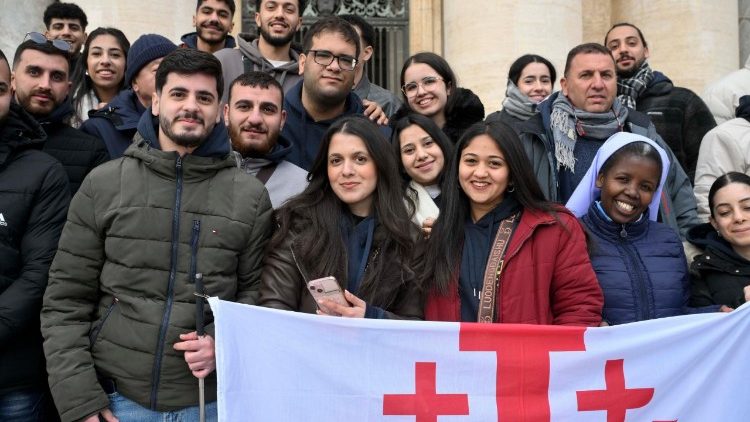Los j&oacute;venes de Tierra Santa en la plaza de San Pedro