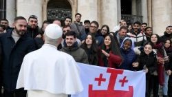 El Papa León saluda al grupo de jóvenes procedentes de Tierra Santa